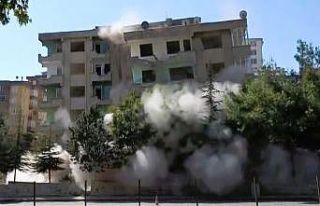 Evinin yıkılmasını izleyen kadın: “Her şey...