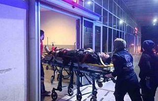 Fabrika işçisinin üzerine demir kapak düştü