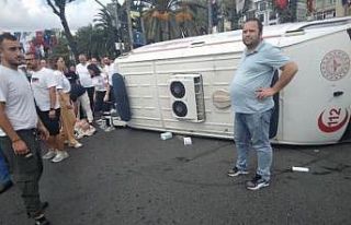 Fatih’te ambulans devrildi: 3 yaralı