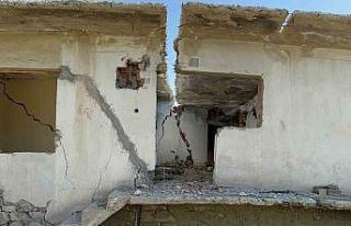 Fay hattının üzerine yapılan binalar harabeye...