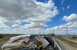 Feci kazada kamyonet kağıt gibi ezilerek asfalta...