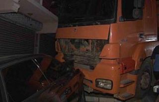 Freni boşalan hafriyat kamyonu 6 otomobile çarparak...