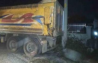 Freni boşalan park halindeki kamyon elektrik direğine...