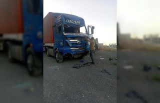 Freni boşalan tır duvara çarparak durdu