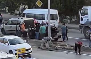 Freni patlayan kamyon otomobile çarptı: 2 yaralı