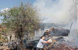 Gediz’de meydana gelen yangında traktör yandı,...