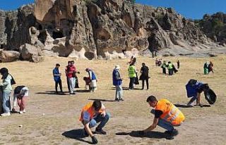 Gençler Emre Gölü çevresinde çöp topladılar