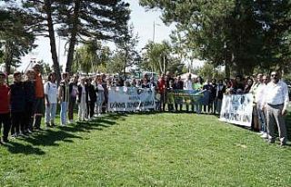 Gençler poşetleri aldı, çevredeki çöpleri topladı