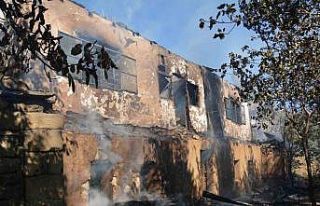 Giresun’da iki katlı ahşap ev yangında kullanılmaz...