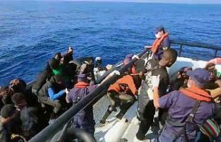 Göçmenleri taşıyan lastik bot arıza yaptı, Sahil...