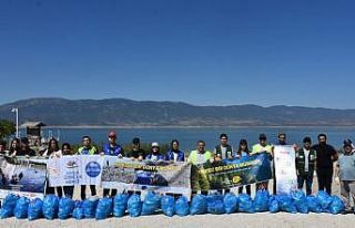 Gönüllü gençler Burdur Gölü kenarında temizlik...