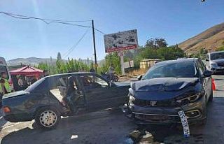 Gürün’de otomobiller çarpıştı: 4 yaralı