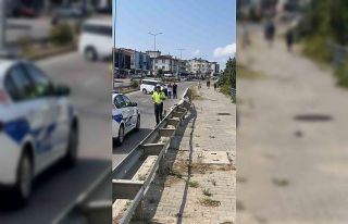 Hafif ticari araç bariyerlere çarptı