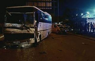 Hafif ticari araç ile işçi servisi çarpıştı:...