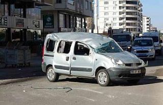 Hafif ticari araç kazada hurdaya döndü: 2 yaralı