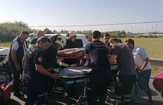 Hafif ticari araç tur midibüsüne arkadan çarptı,...