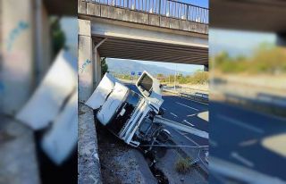 Hafriyat kamyonu bariyerlere saplandı: 1 yaralı