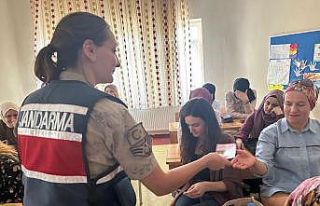 Hakkari’de jandarma ekiplerinin bilgilendirme çalışmaları...