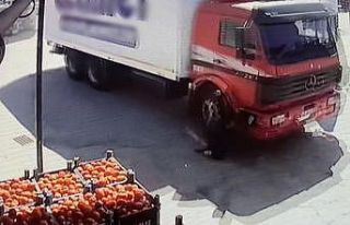 Hareket halindeki kamyona binmek isterken canından...