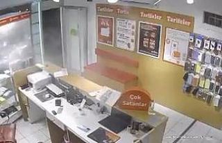 Hasımlarından kaçıp telefoncuya sığındı: Şüphelilerin...