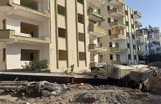 Hatay’da yer yarıldı, iş makinesi içine düştü