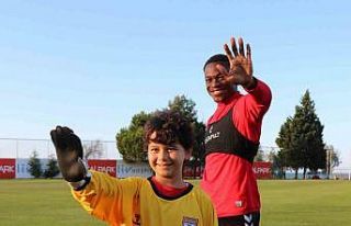 Her gün el salladığı takım otobüsü durunca...