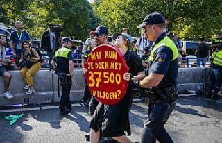 Hollanda’da iklim aktivistleri otoyolu kapattı