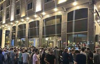 İBB ile imzalanan toplu sözleşmeyi reddeden çalışanlar...