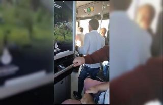 İETT otobüsü kapısı açık halde dakikalarca...