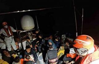 İHA’lar tespit etti, lastik bot içindeki 52 kişi...