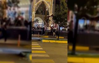 İki grup cadde ortasında birbirine girdi: Sandalyeler...