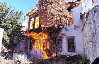 İki katlı ahşap ev alevlere teslim oldu