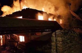 İki katlı ev alev alev yandı