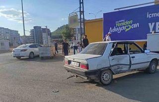İki otomobil çarpıştı: 2 yaralı