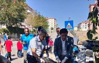 İncesu’da öğrenciler poşet poşet çöp topladı