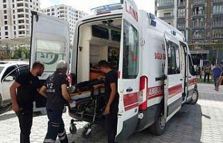 İnşaat iskelesi çöktü, 2 işçi yaralandı