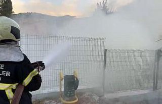 İnşaatın içindeki saman balyaları kül oldu