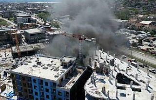 İnşaatta çıkan yangın gökyüzünü siyaha bürüdü