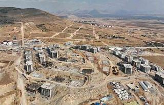 İş makinesinin altında kalan işçi hayatını...