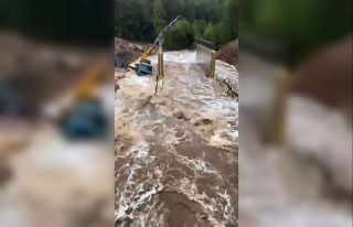 İş makinesinin sular içinde kaldığı anlar kamerada:...