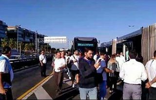 İstanbul’da metrobüs arıza yaptı, yolcular yürümek...
