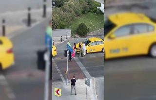 İstanbul’da taksici ve kadın müşterilerin tekmeli...