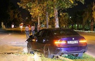 İzmir’de otomobille çarpışan motokurye hayatını...