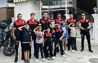 İzmir’de renkli görüntüler: Çevirme yapan miniklere...