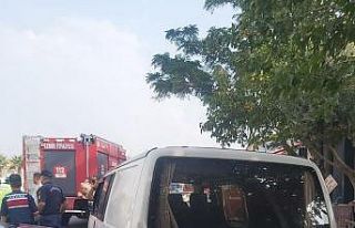 İzmir’de servis minibüsü ile otomobil çarpıştı:...