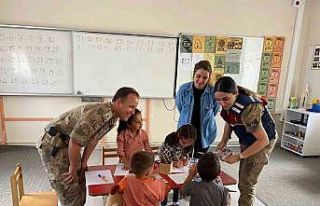 Jandarma ekipleri öğrencilerin okul heyecanına...