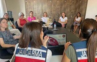 Jandarma ekipleri öğretmenleri bilgilendirdi