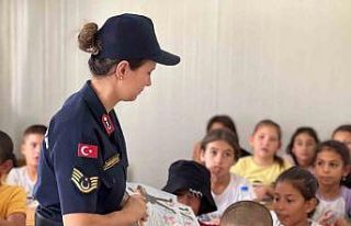 Jandarma ekiplerinden öğrencilere hediye