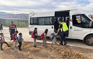 Jandarma ve polis ekipleri öğrencilerin okullarına...