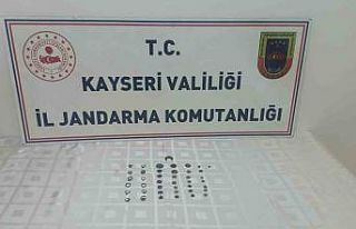 Kaçak kazıda çıkardığı tarihi eserleri satmaya...